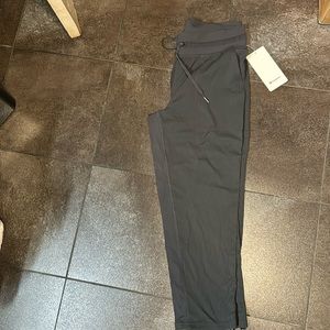Lululemon brand new with tags dance studio crop size 8 mid rise